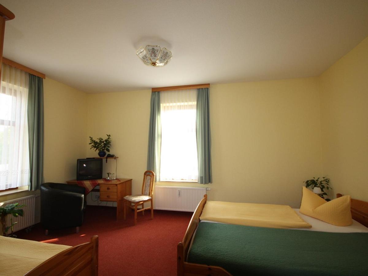 Dreibettzimmer mit Dusche