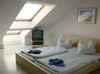 A bed Privatzimmer Dresden - Nichtraucherpension-1
