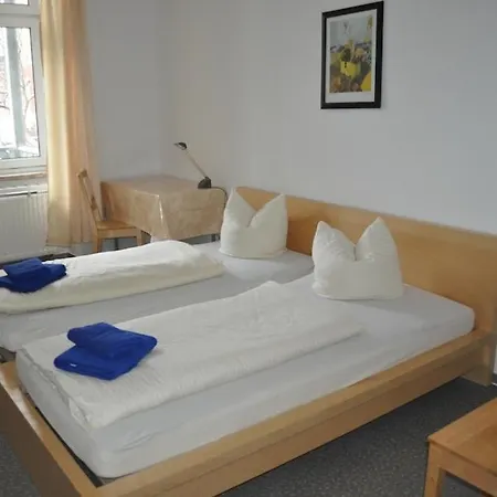A bed Privatzimmer Dresden - Nichtraucherpension-3